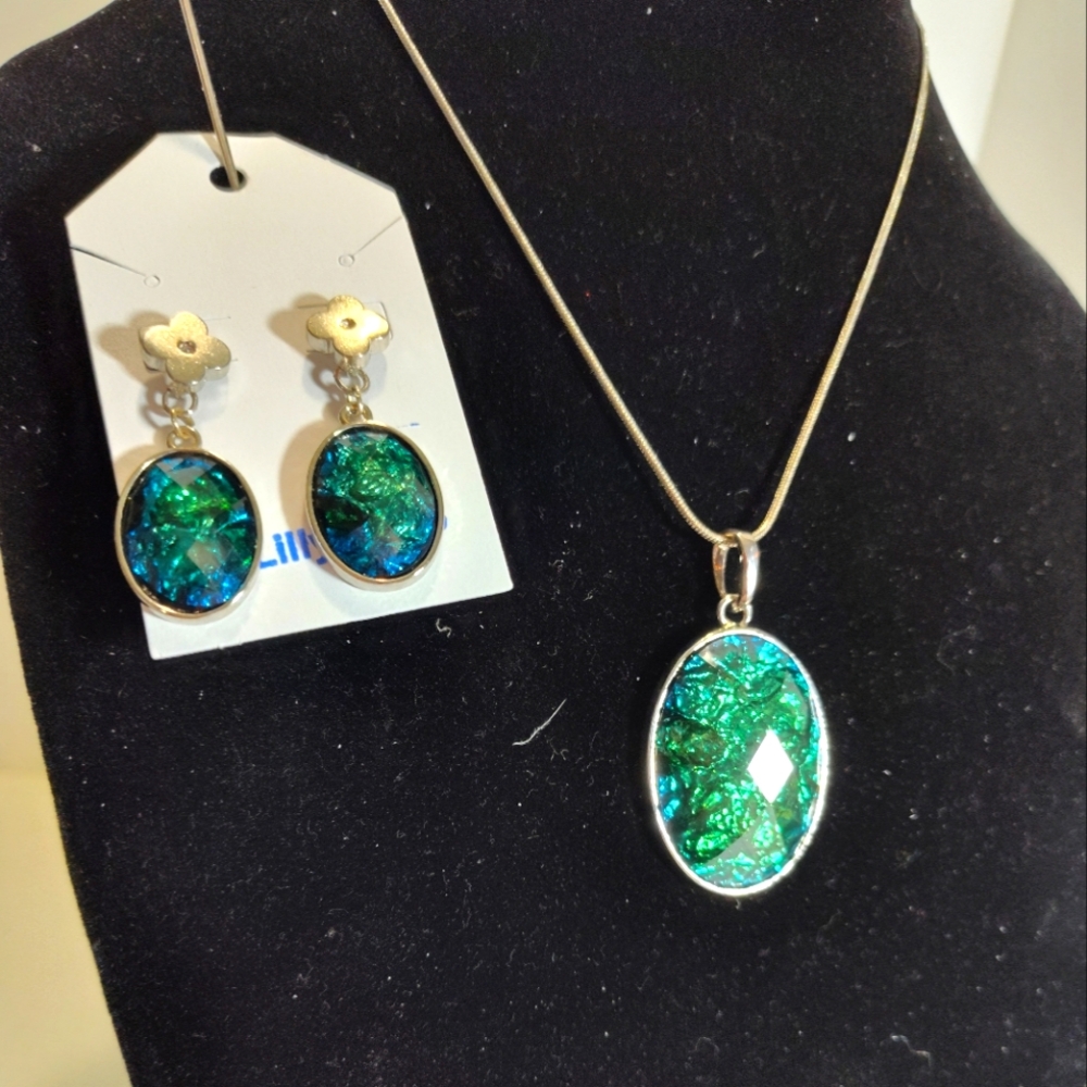 Elegant Green and Blue Crackled Jewelry Set Necklace And Earrings NWOT